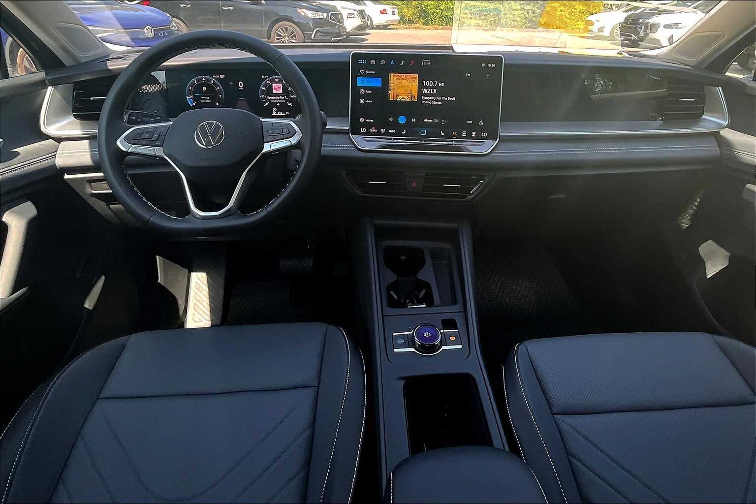 2025 Volkswagen Tiguan SE - Photo 12