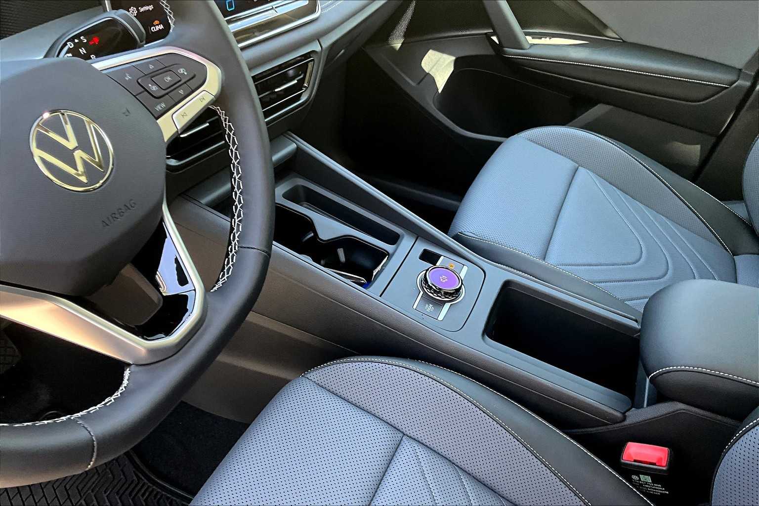 2025 Volkswagen Tiguan SE - Photo 14