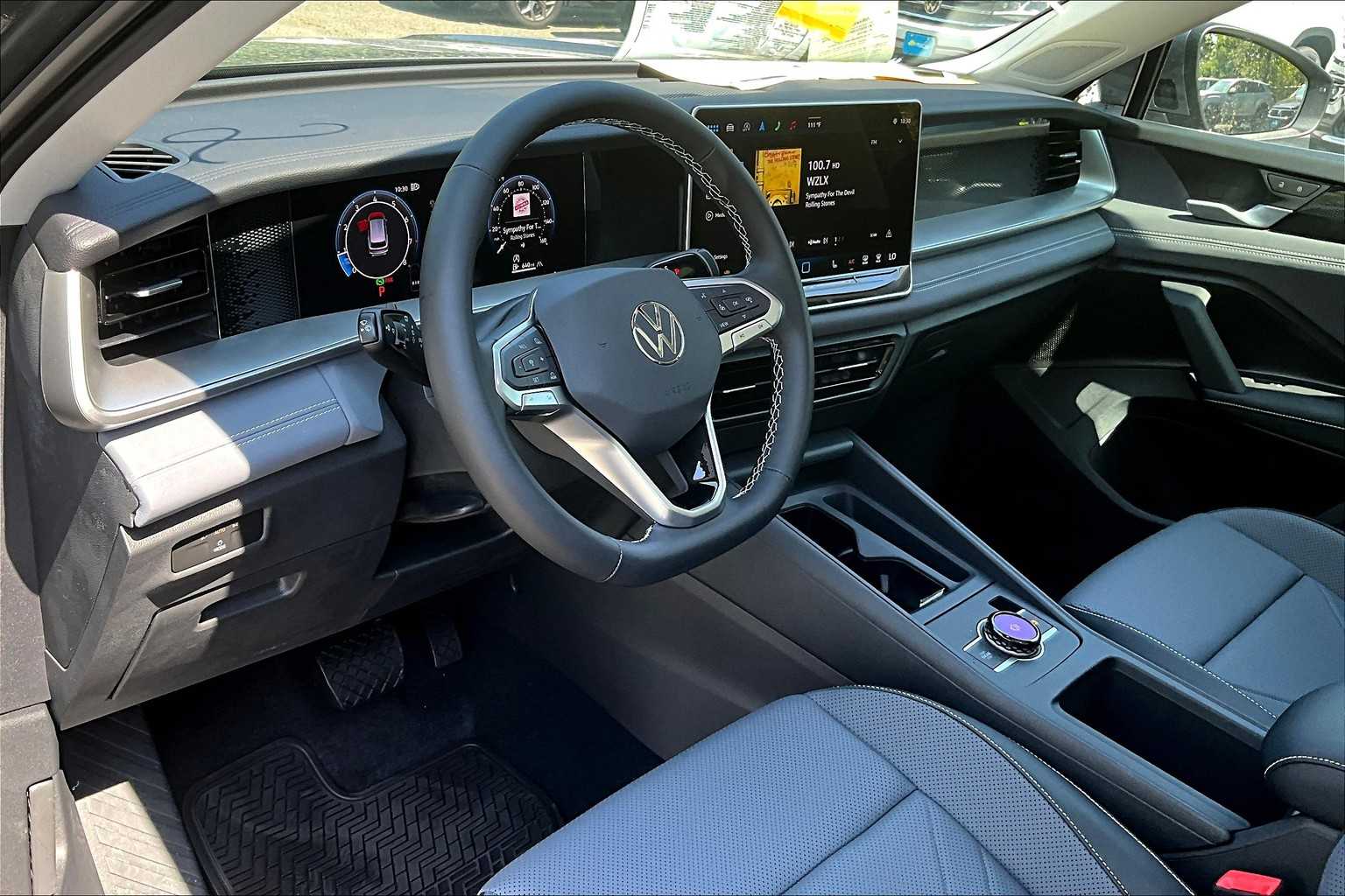 2025 Volkswagen Tiguan SE - Photo 9