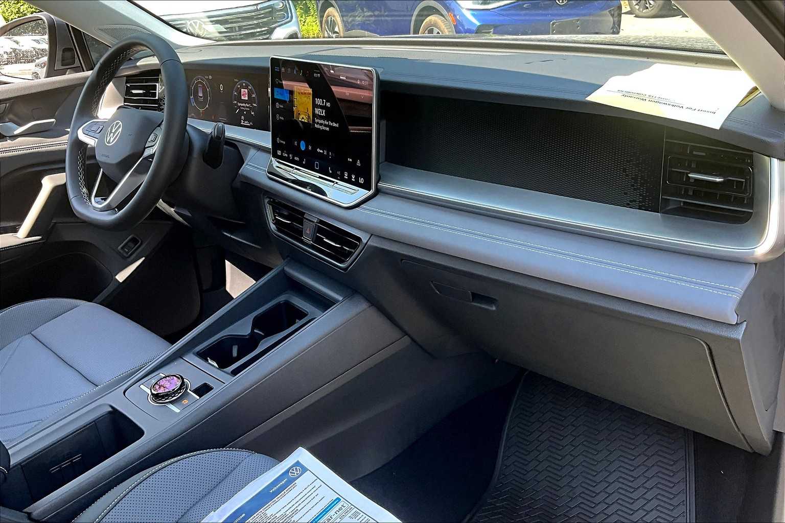 2025 Volkswagen Tiguan SE - Photo 10