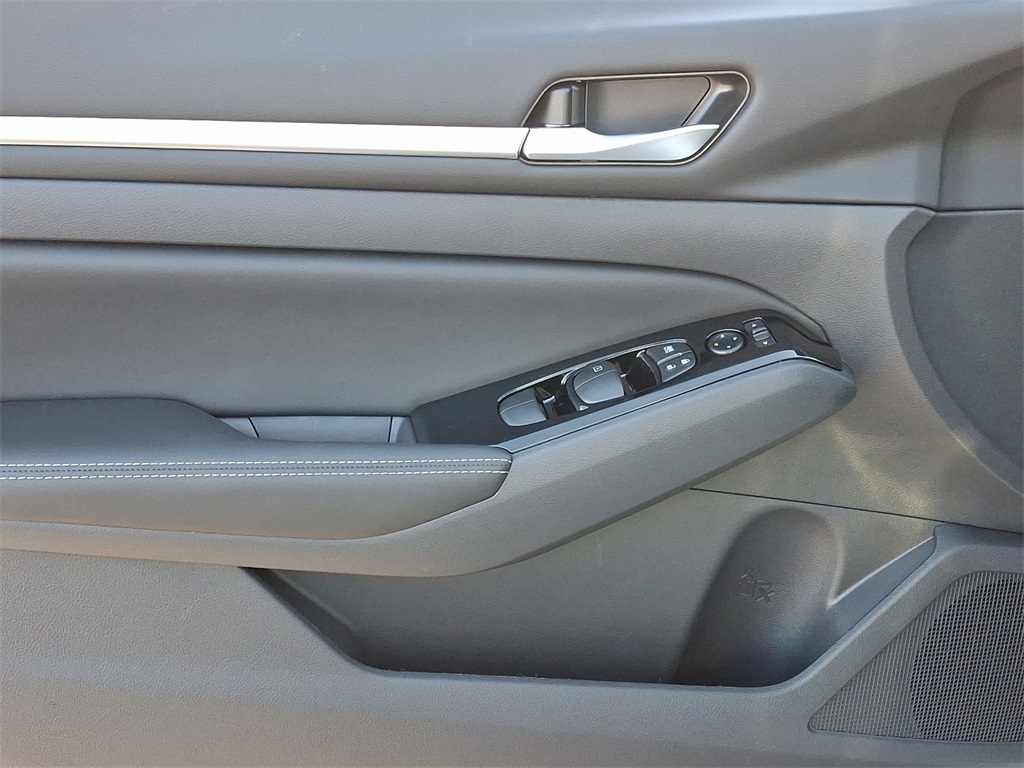 2025 Nissan Altima 2.5 SL - Photo 8