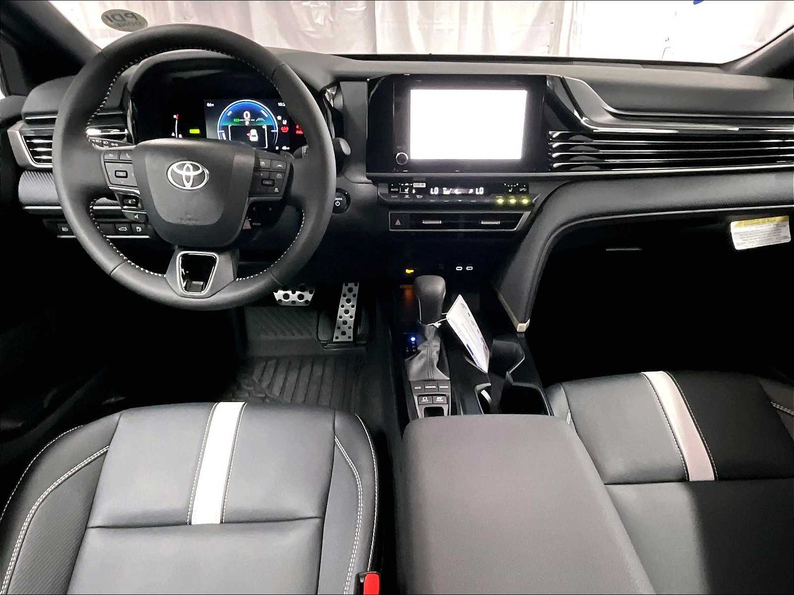 2025 Toyota Camry SE - Photo 12