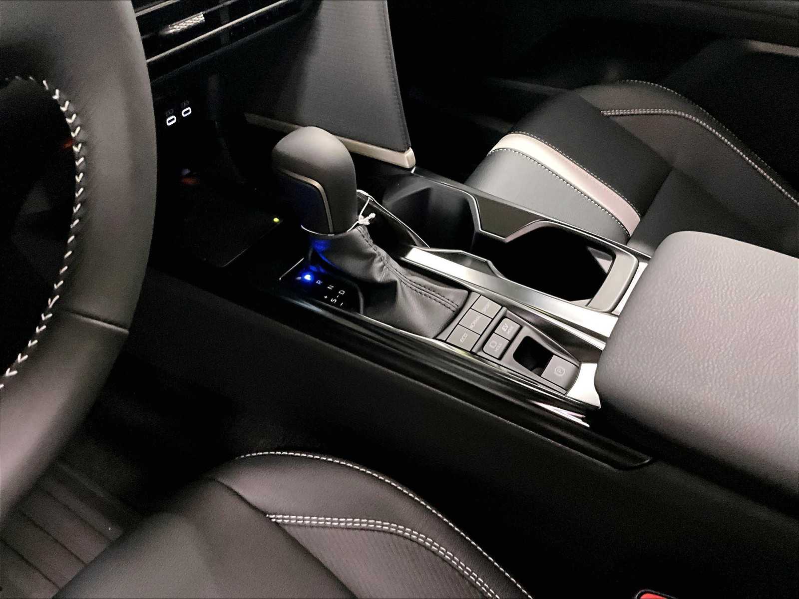 2025 Toyota Camry SE - Photo 14