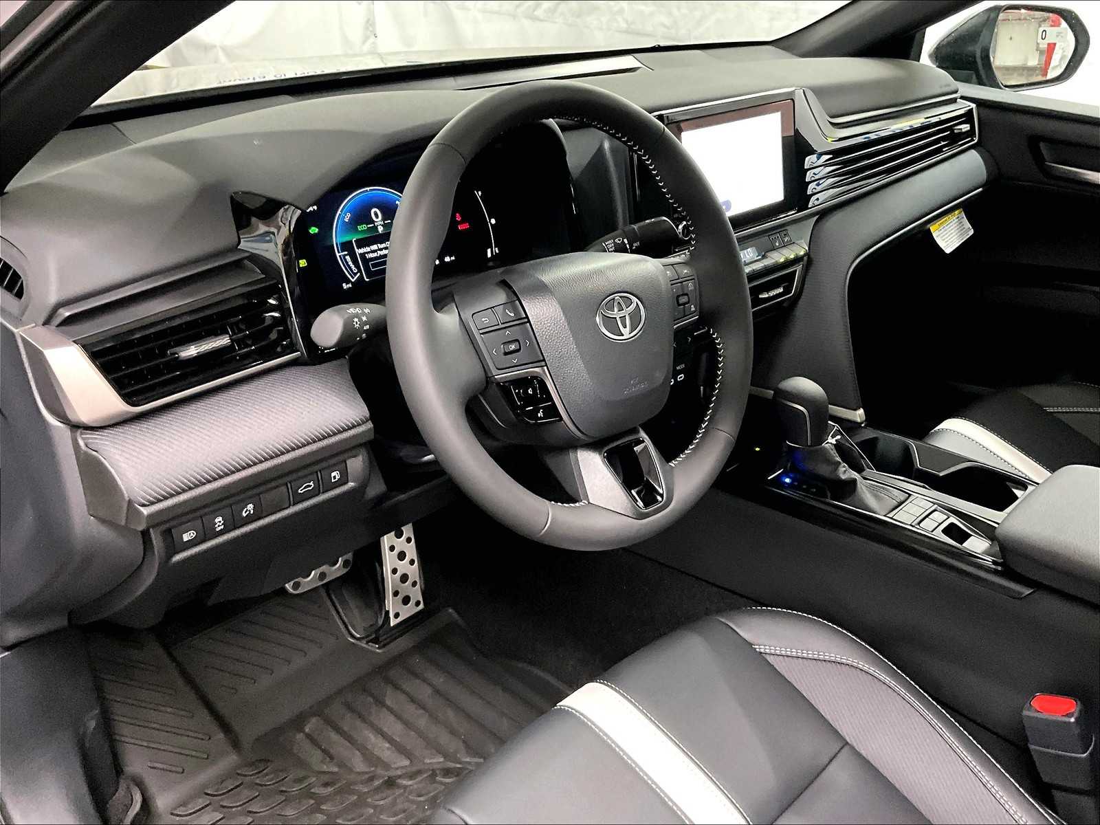 2025 Toyota Camry SE - Photo 9