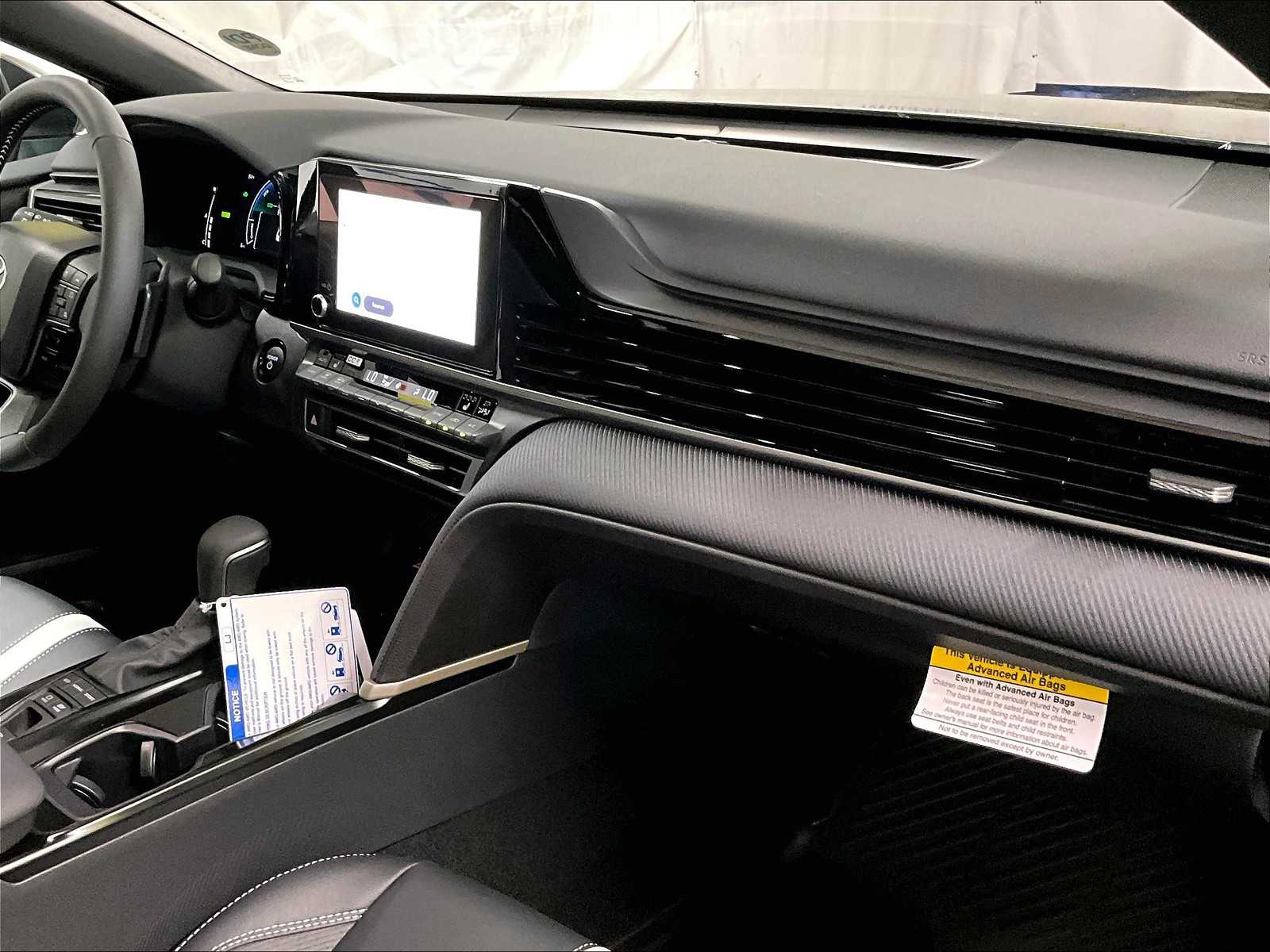 2025 Toyota Camry SE - Photo 10
