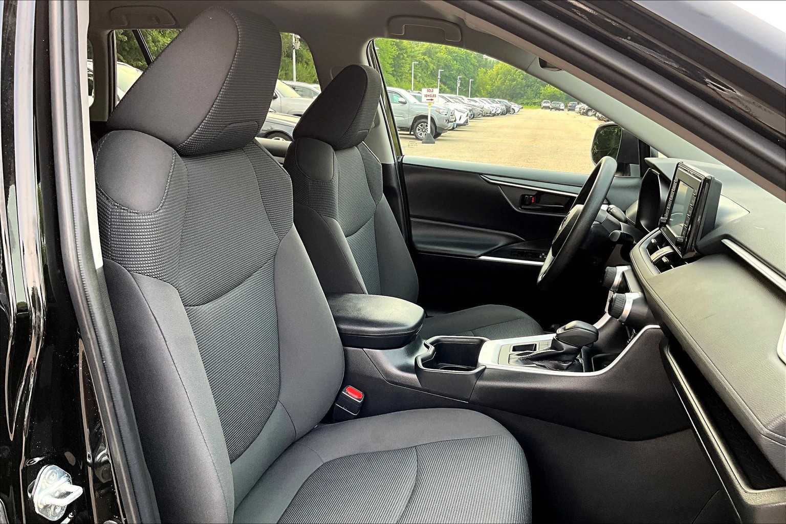 2022 Toyota RAV4 LE - Photo 11
