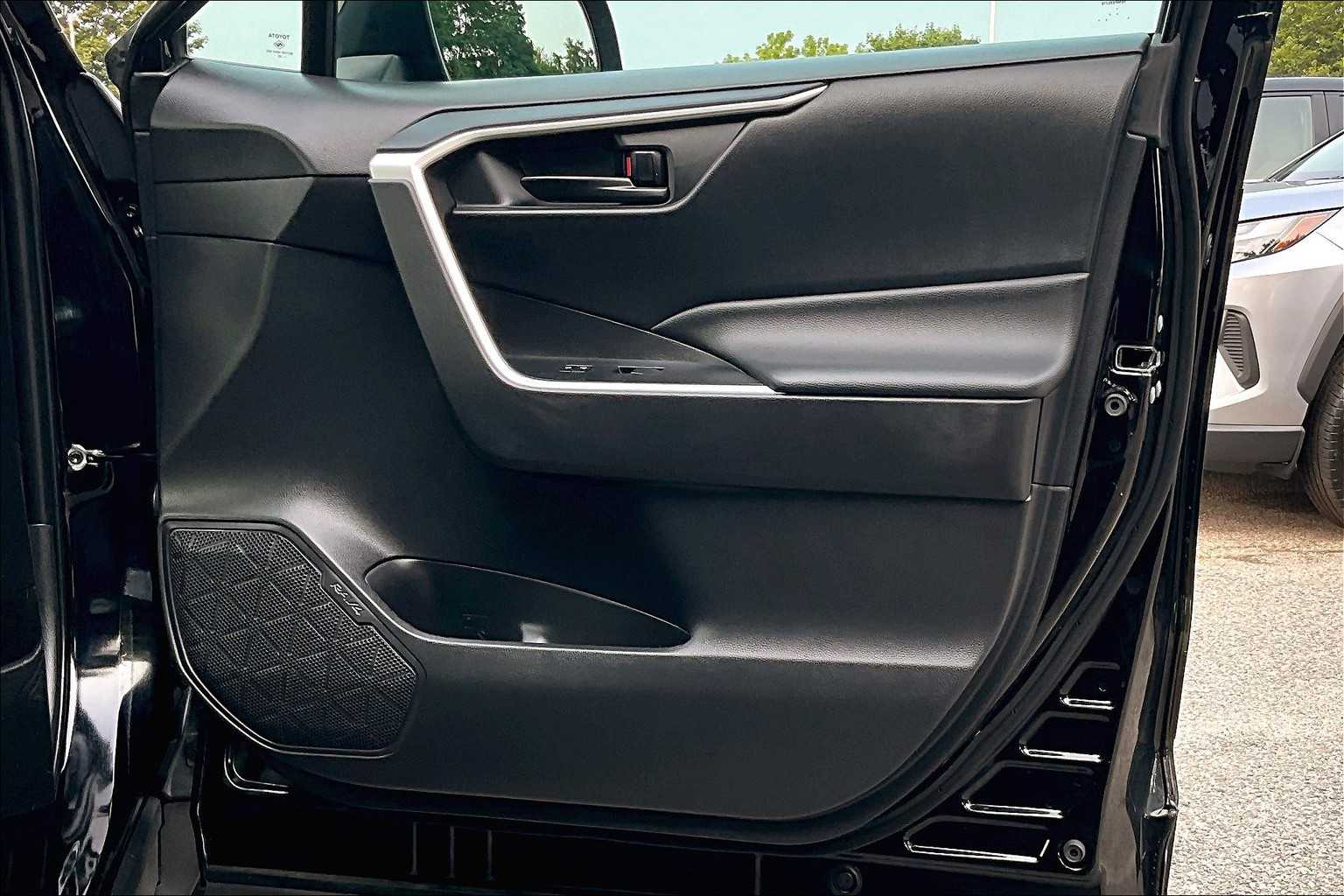 2022 Toyota RAV4 LE - Photo 12