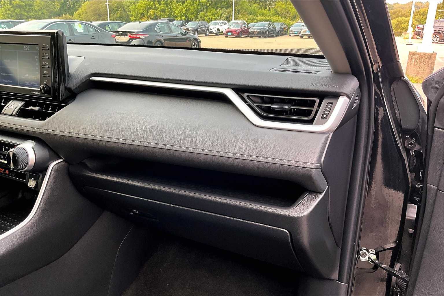 2022 Toyota RAV4 LE - Photo 13