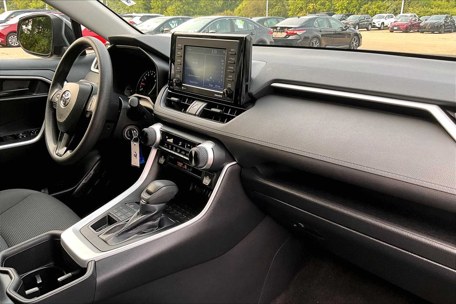 2022 Toyota RAV4 LE - Photo 14