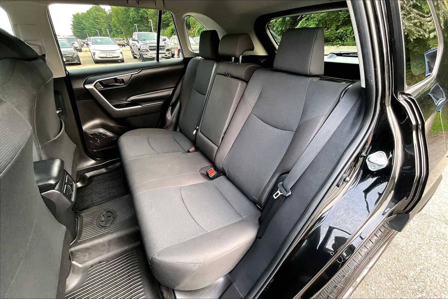2022 Toyota RAV4 LE - Photo 15