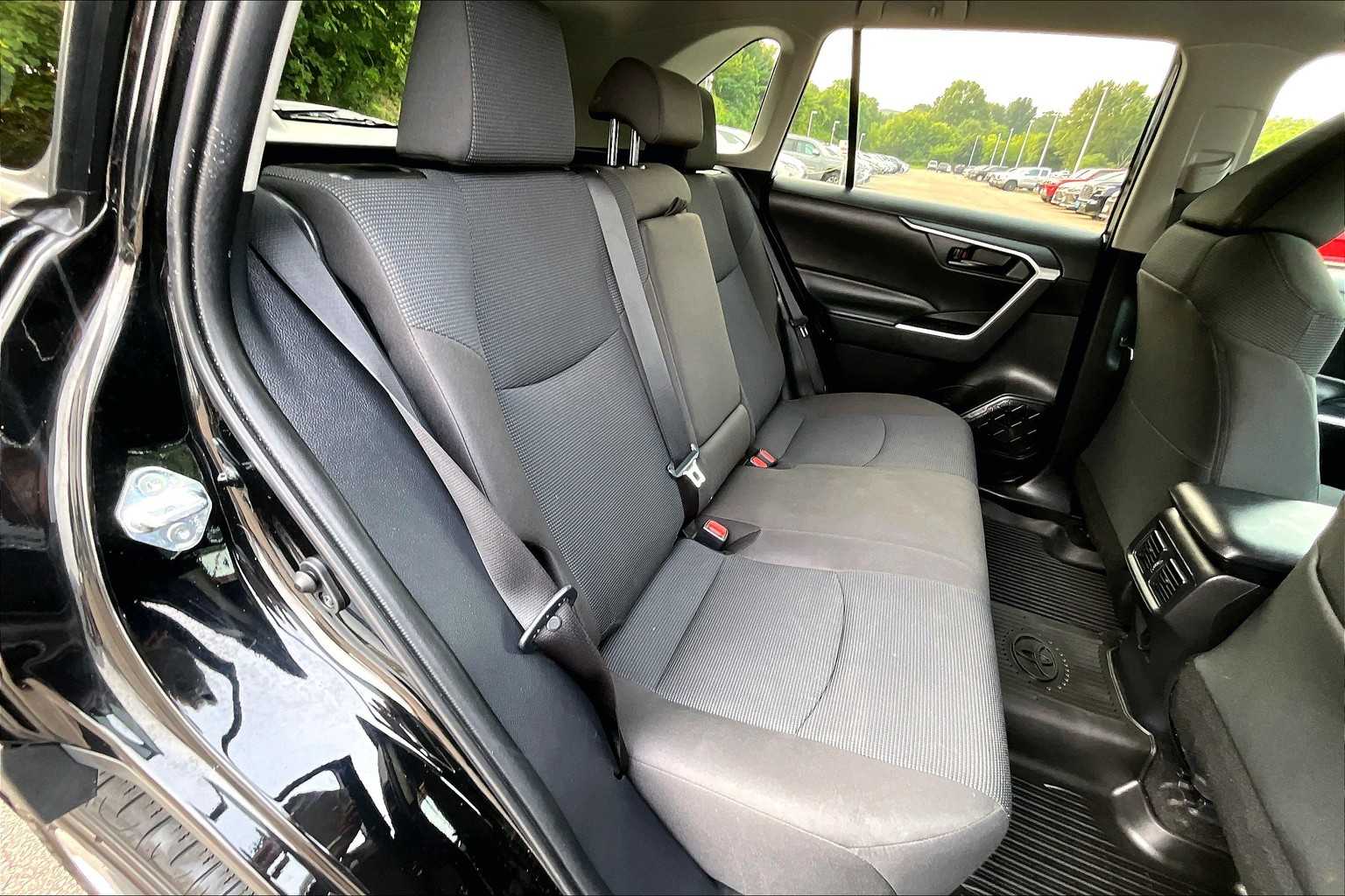 2022 Toyota RAV4 LE - Photo 16