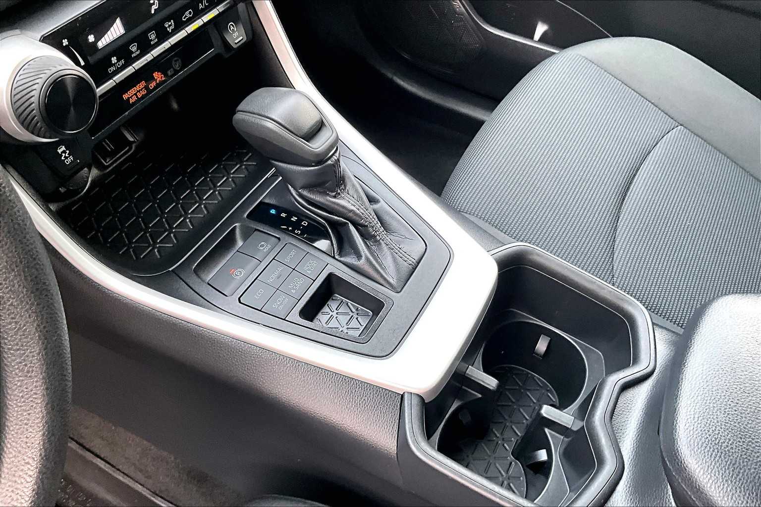 2022 Toyota RAV4 LE - Photo 20