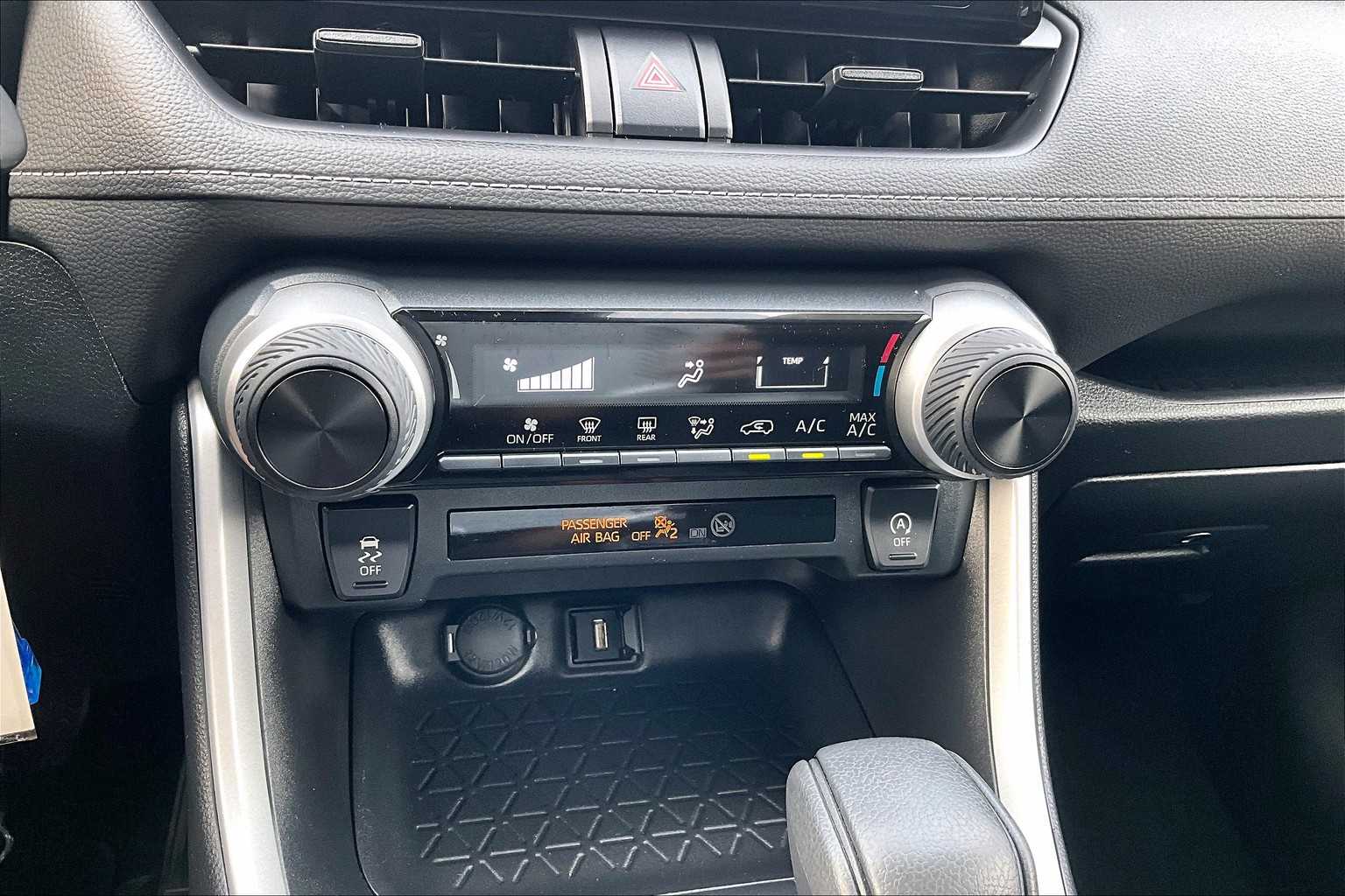 2022 Toyota RAV4 LE - Photo 25