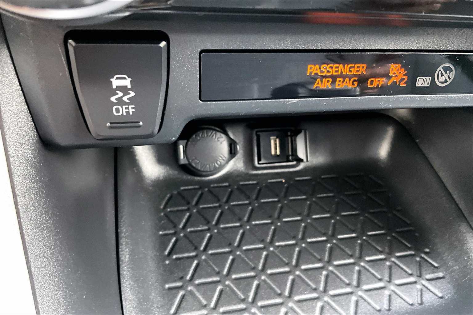 2022 Toyota RAV4 LE - Photo 26