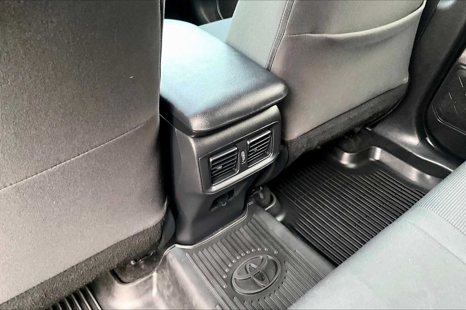 2022 Toyota RAV4 LE - Photo 27