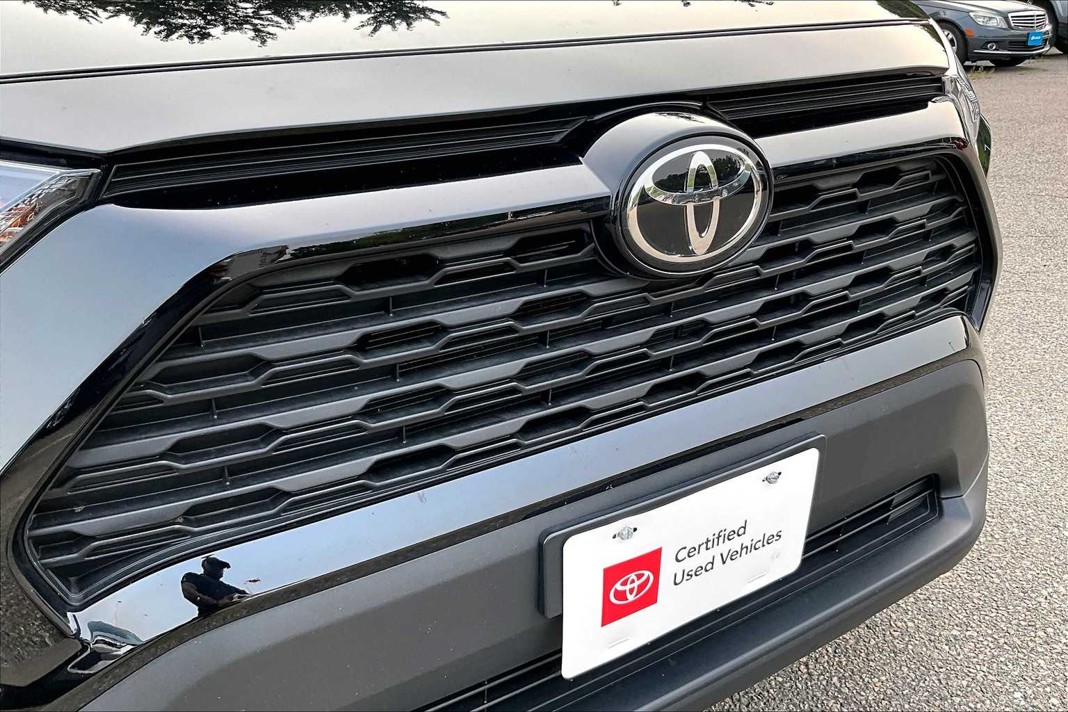 2022 Toyota RAV4 LE - Photo 31