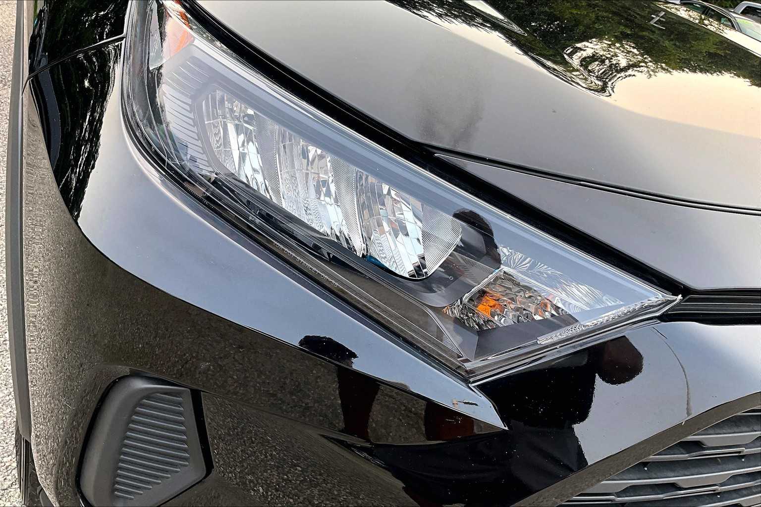 2022 Toyota RAV4 LE - Photo 32