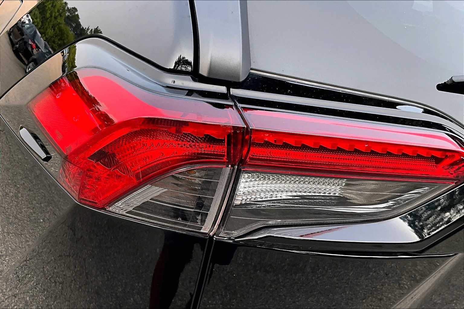 2022 Toyota RAV4 LE - Photo 33