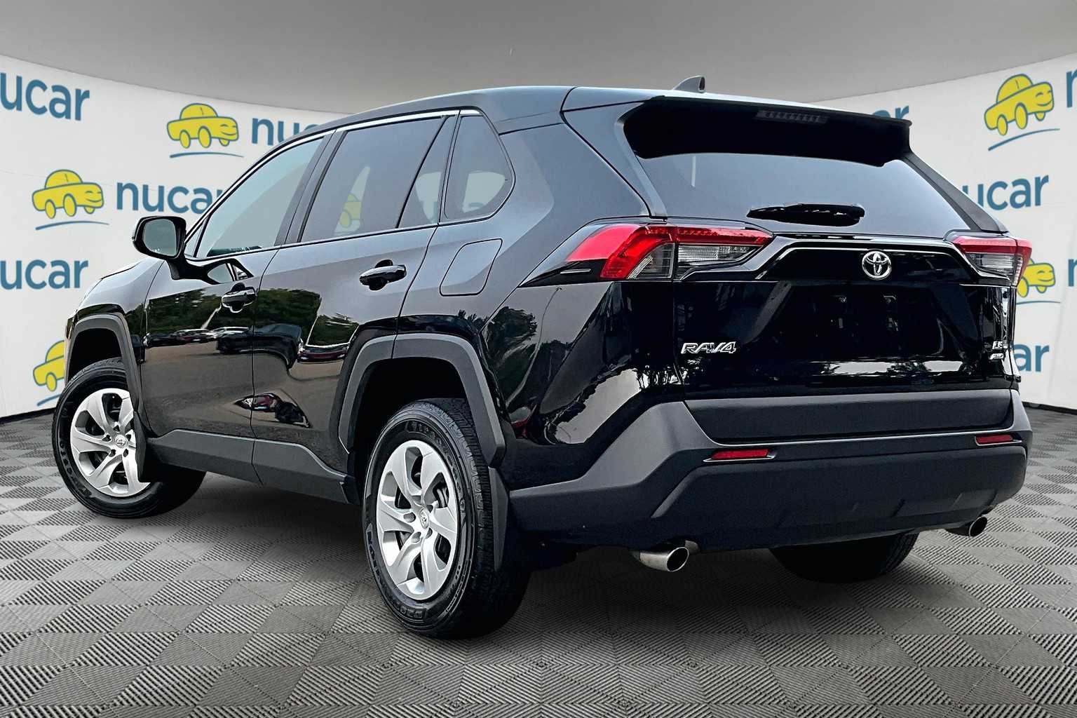 2022 Toyota RAV4 LE - Photo 4