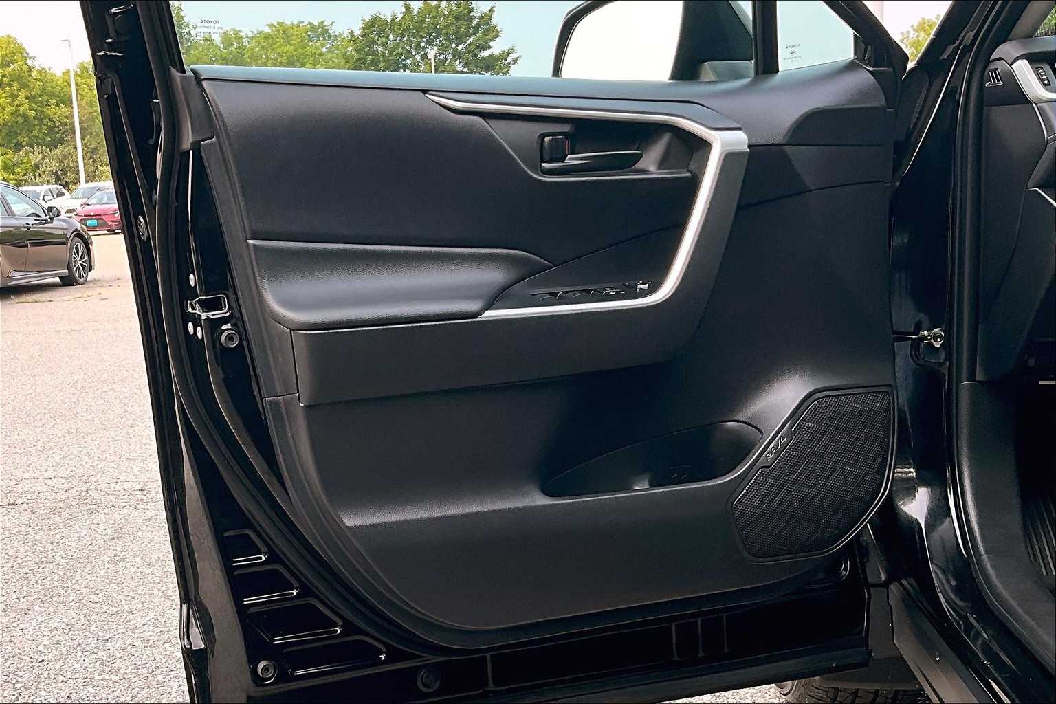 2022 Toyota RAV4 LE - Photo 9
