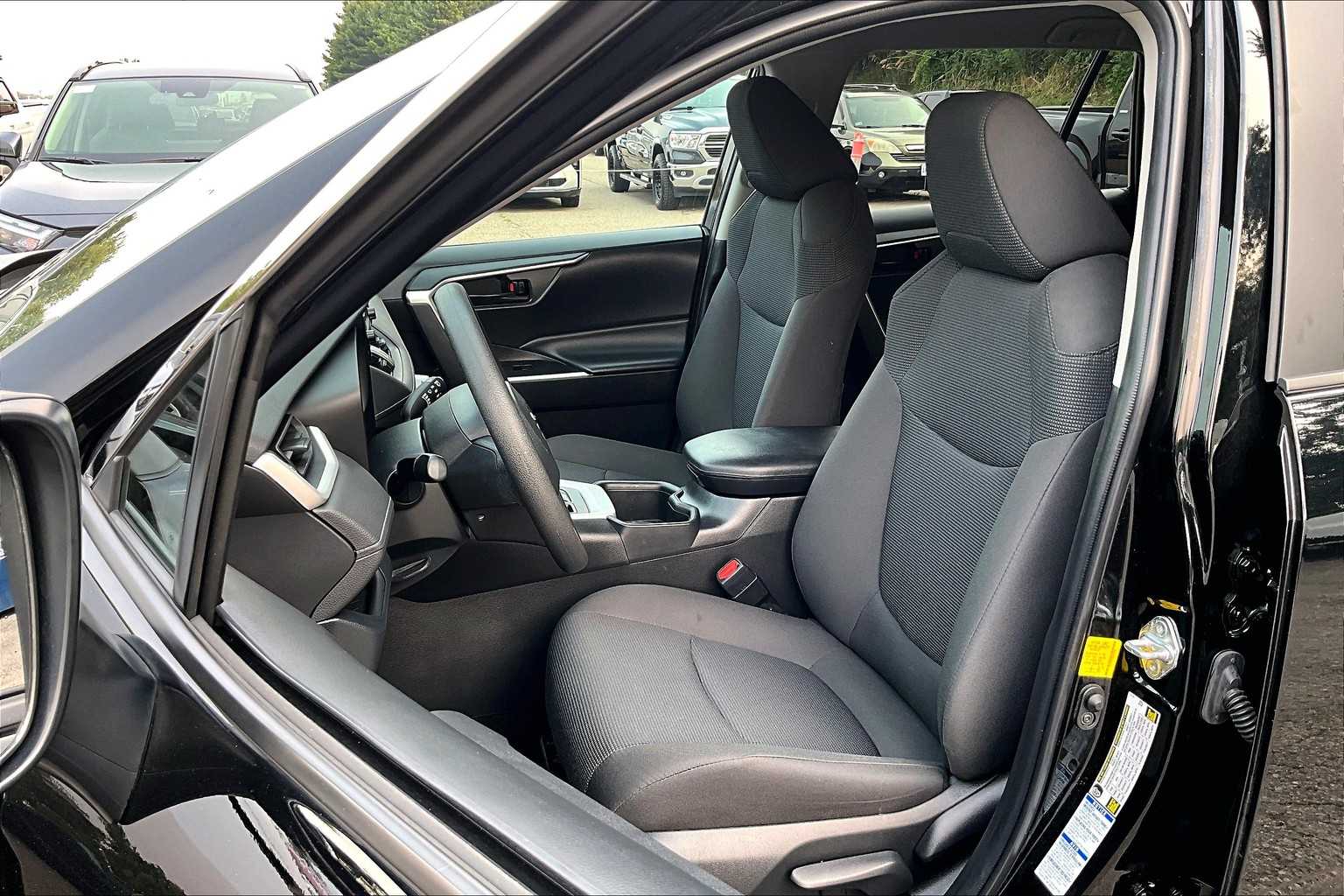 2022 Toyota RAV4 LE - Photo 10