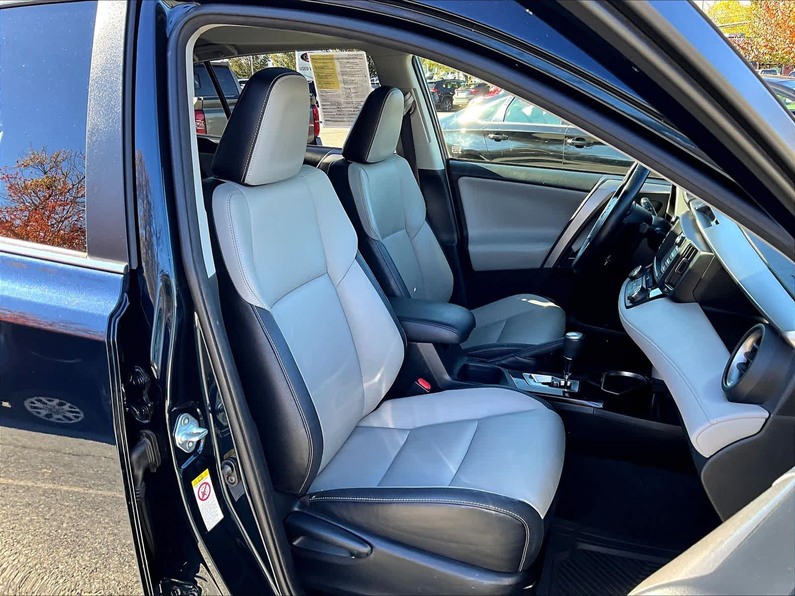 2018 Toyota RAV4 Limited - Photo 11