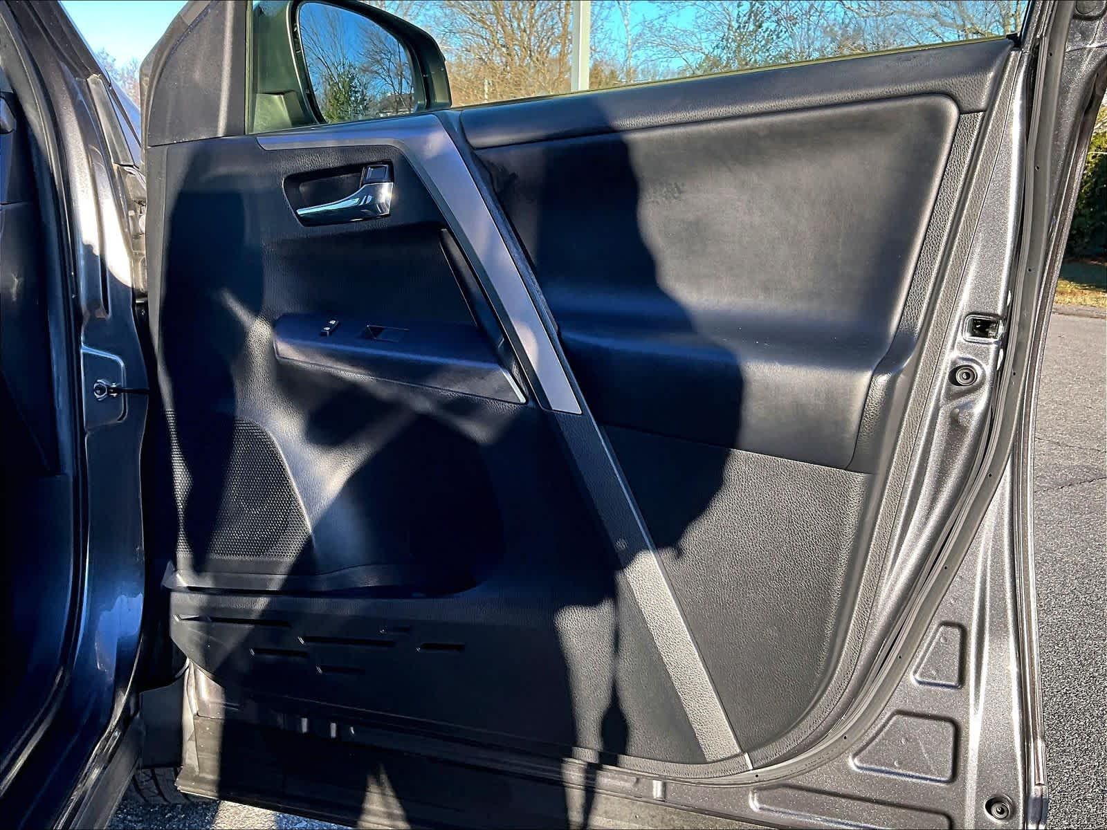 2018 Toyota RAV4 XLE - Photo 12