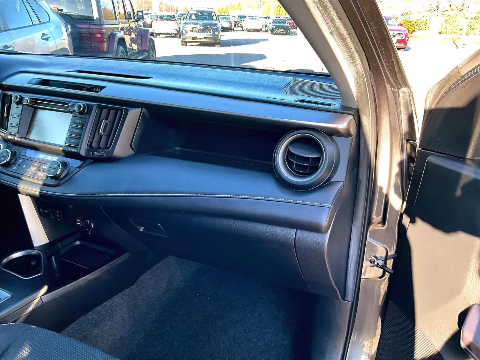 2018 Toyota RAV4 XLE - Photo 13