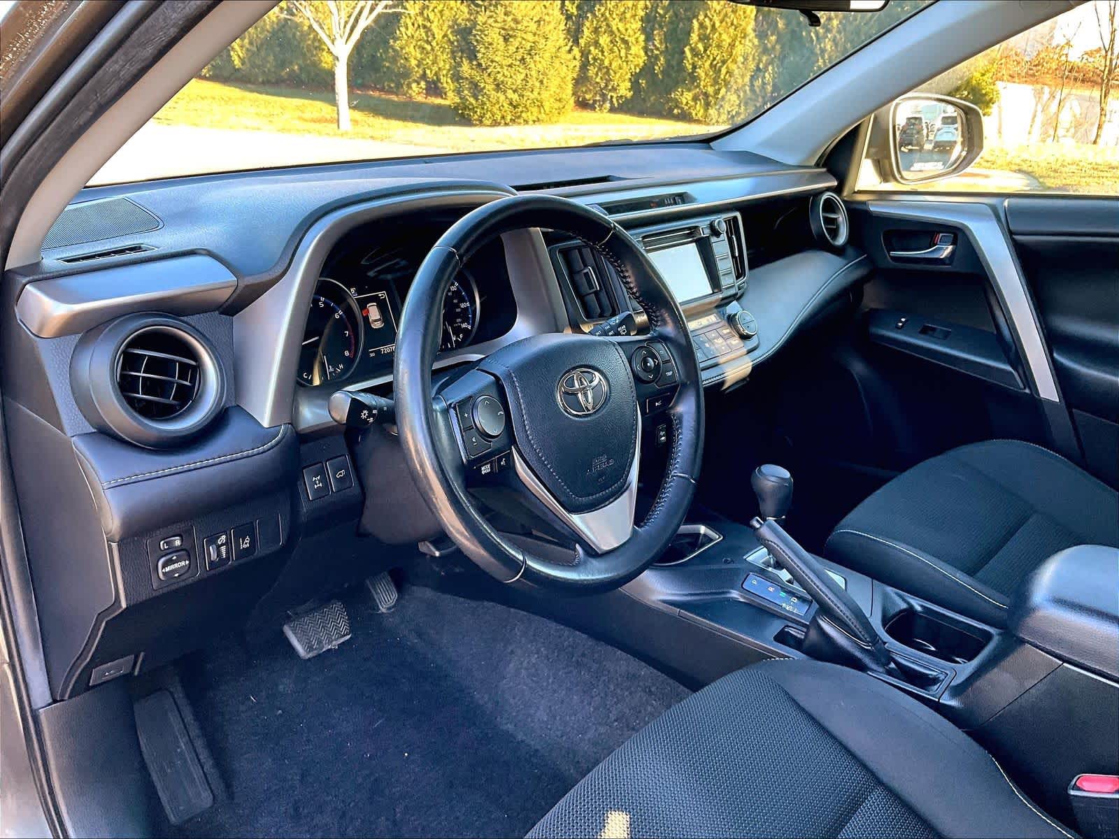 2018 Toyota RAV4 XLE - Photo 8