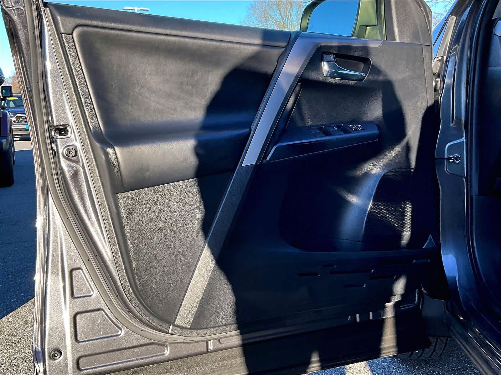 2018 Toyota RAV4 XLE - Photo 9