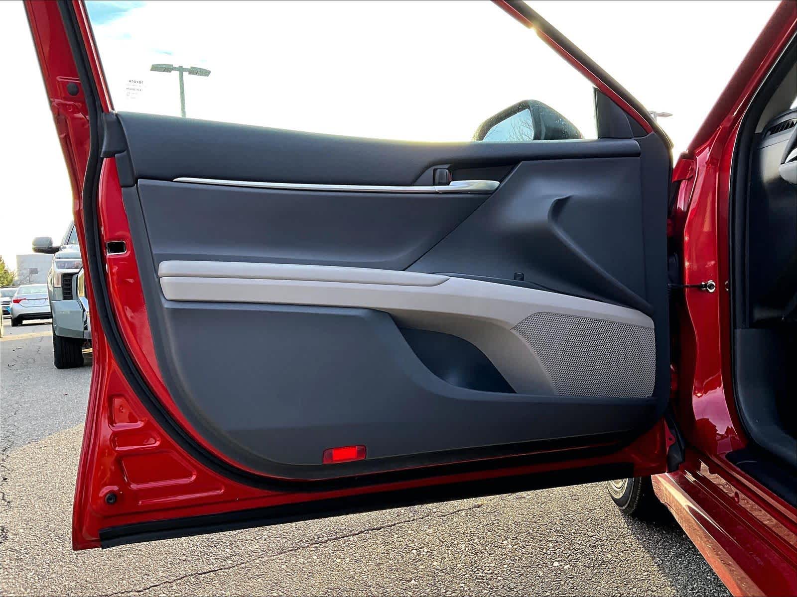 2021 Toyota Camry SE - Photo 9