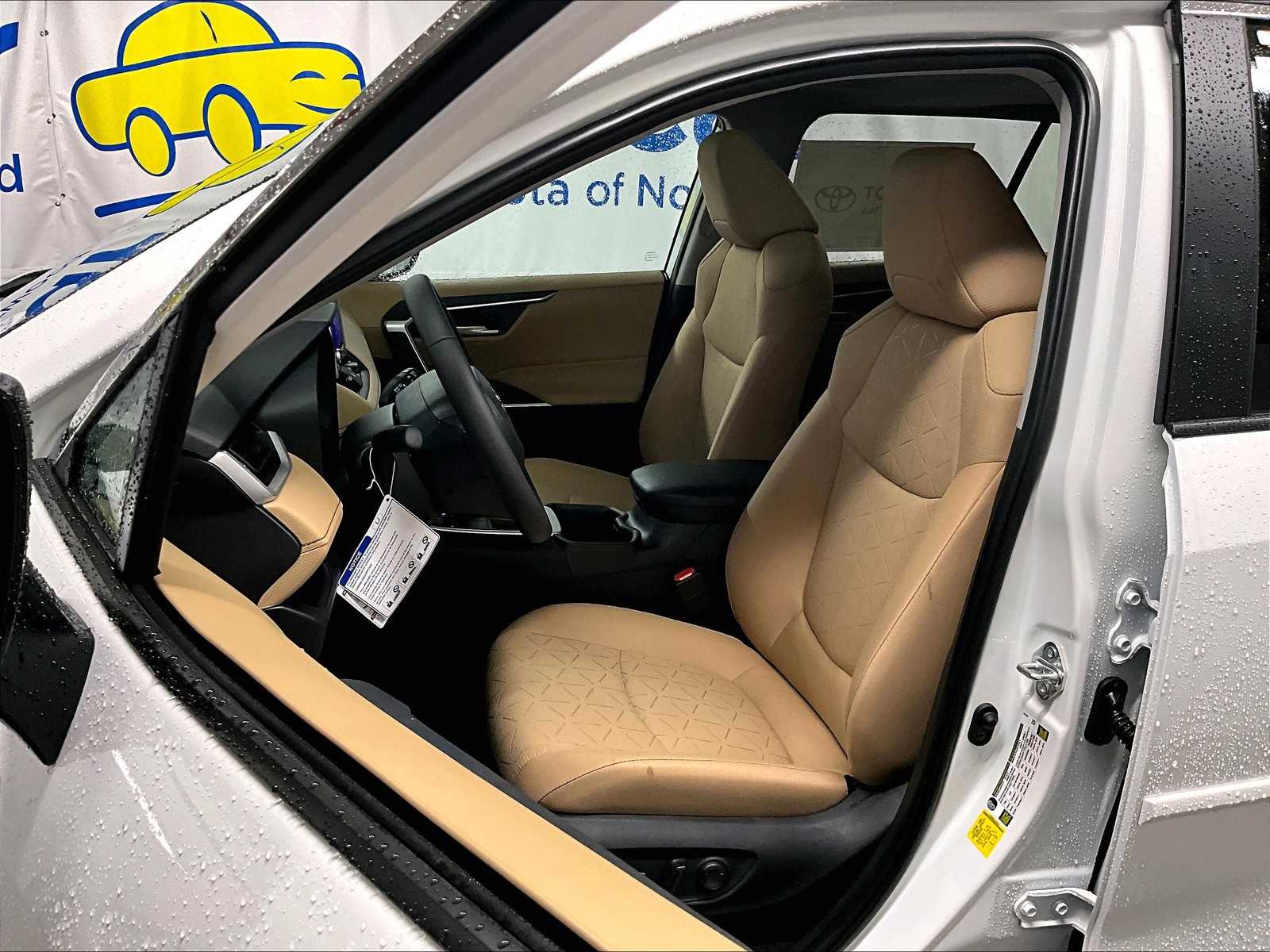2025 Toyota RAV4 XLE - Photo 11