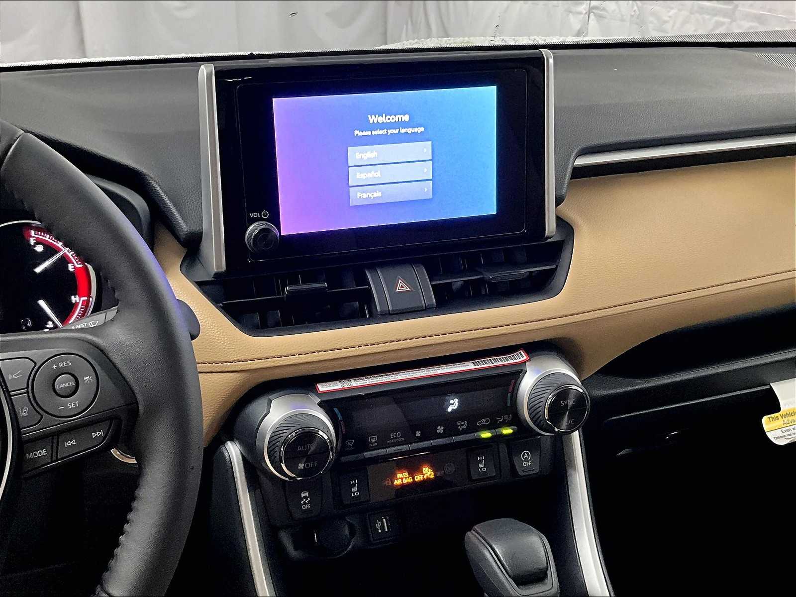 2025 Toyota RAV4 XLE - Photo 13