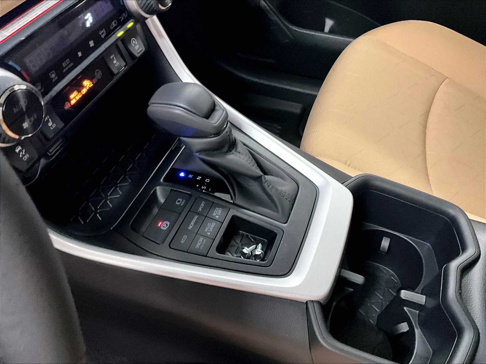 2025 Toyota RAV4 XLE - Photo 14