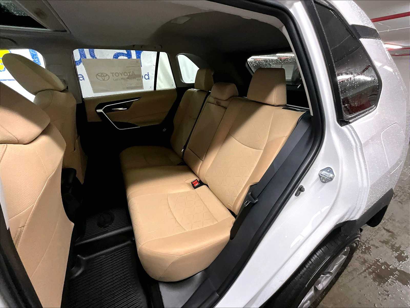 2025 Toyota RAV4 XLE - Photo 15