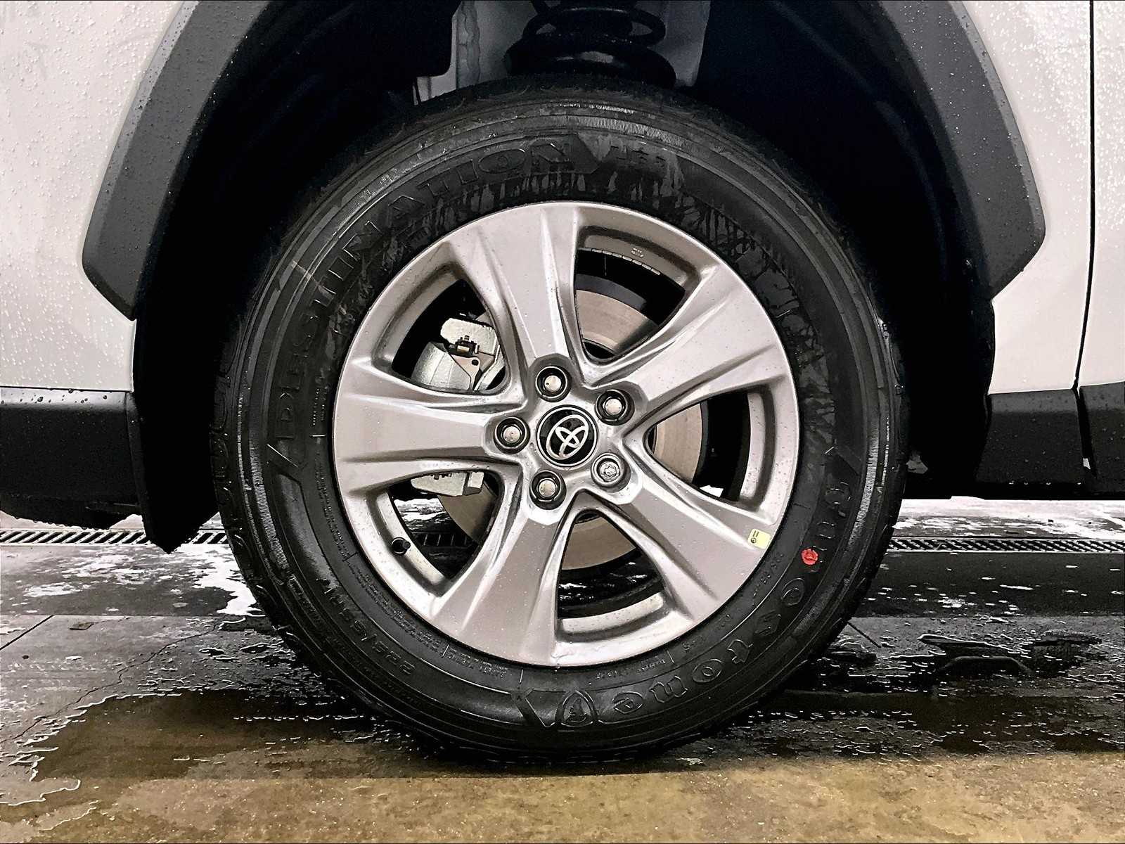 2025 Toyota RAV4 XLE - Photo 8