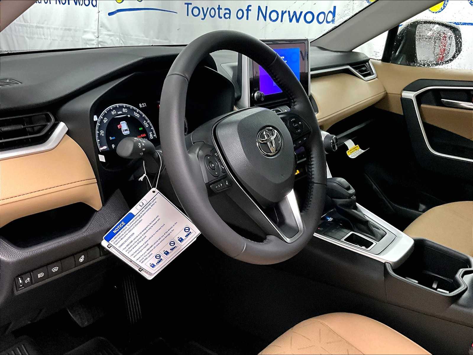 2025 Toyota RAV4 XLE - Photo 9