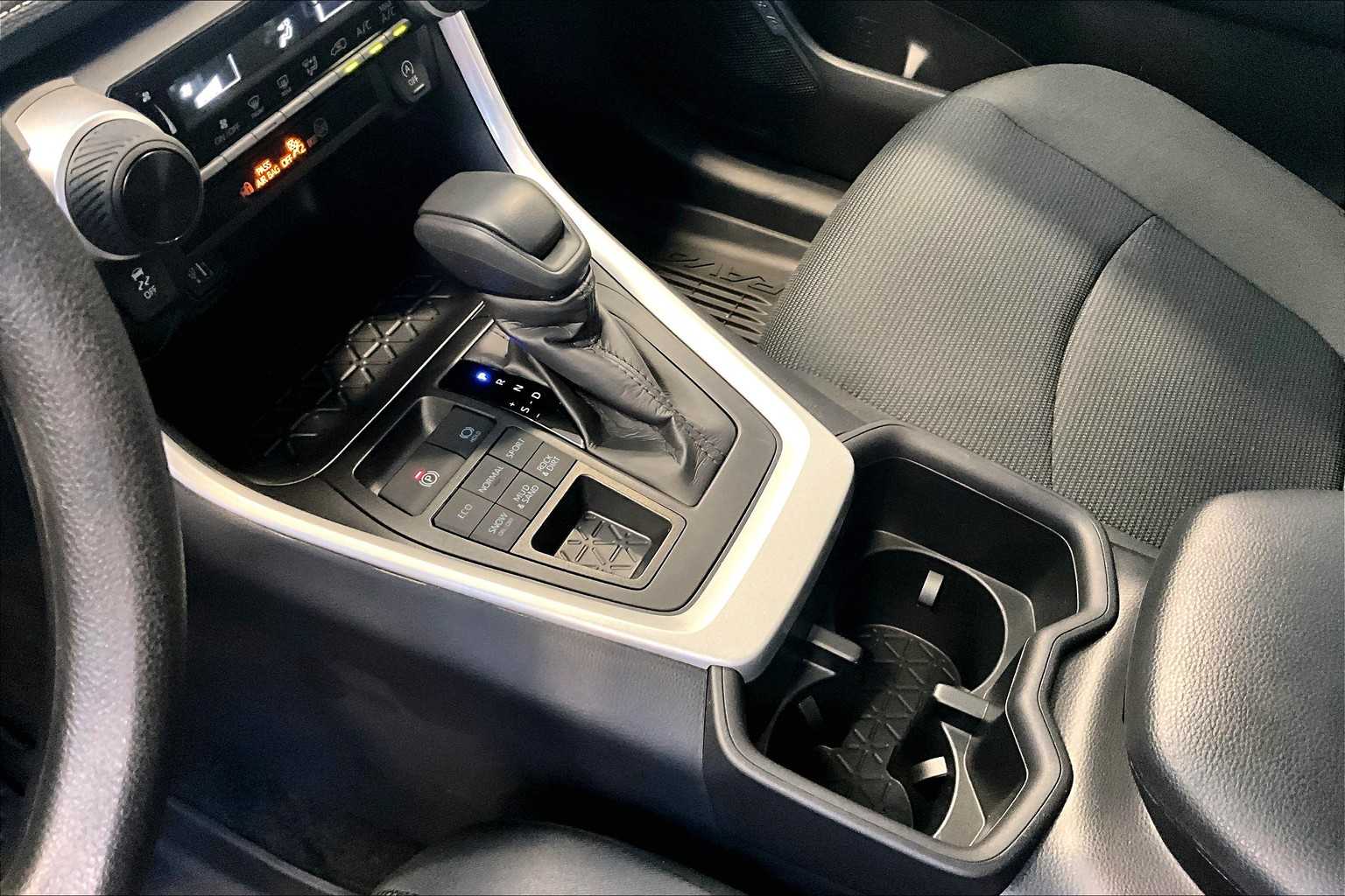 2025 Toyota RAV4 LE - Photo 14