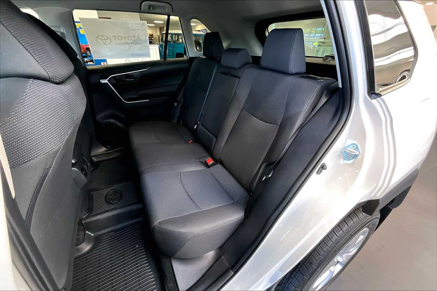 2025 Toyota RAV4 LE - Photo 15
