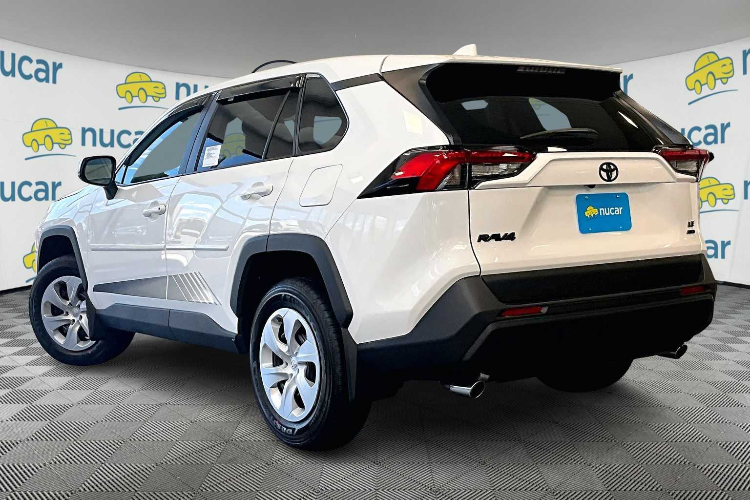2025 Toyota RAV4 LE - Photo 5