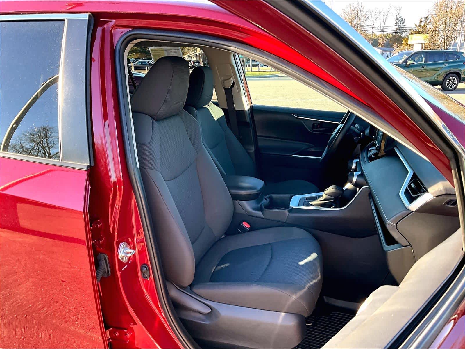 2022 Toyota RAV4 LE - Photo 11