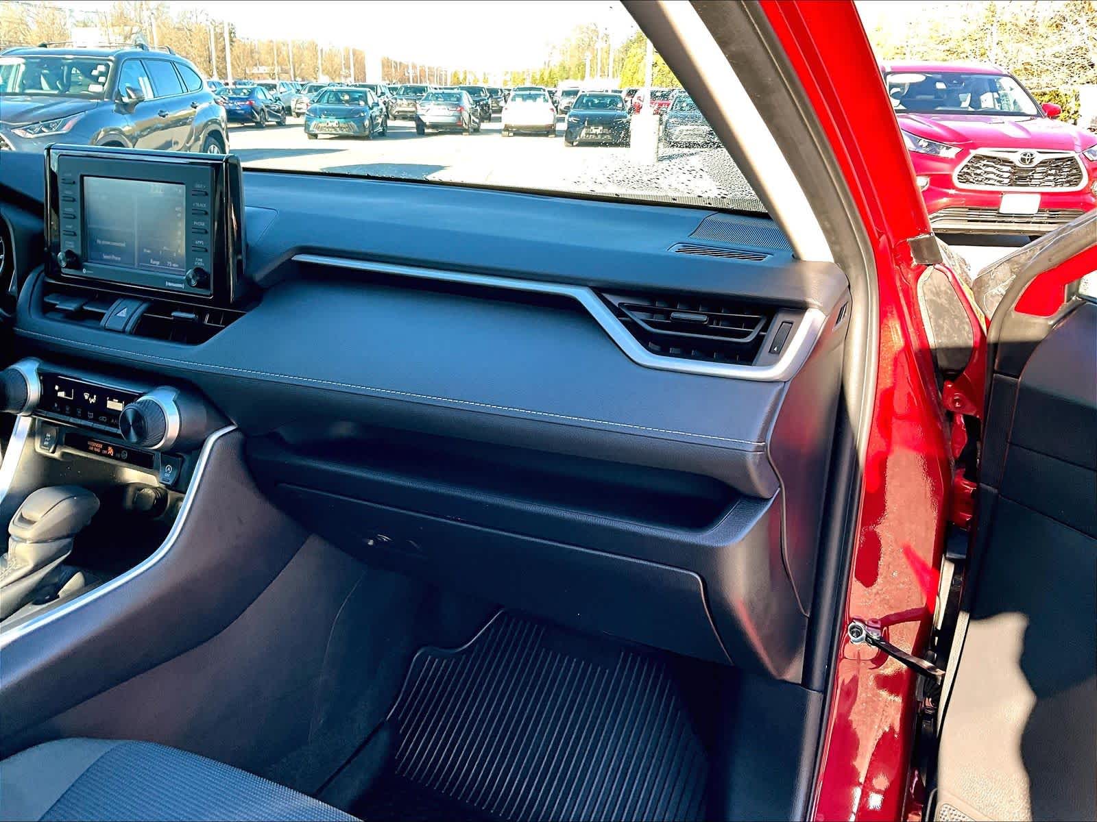 2022 Toyota RAV4 LE - Photo 13