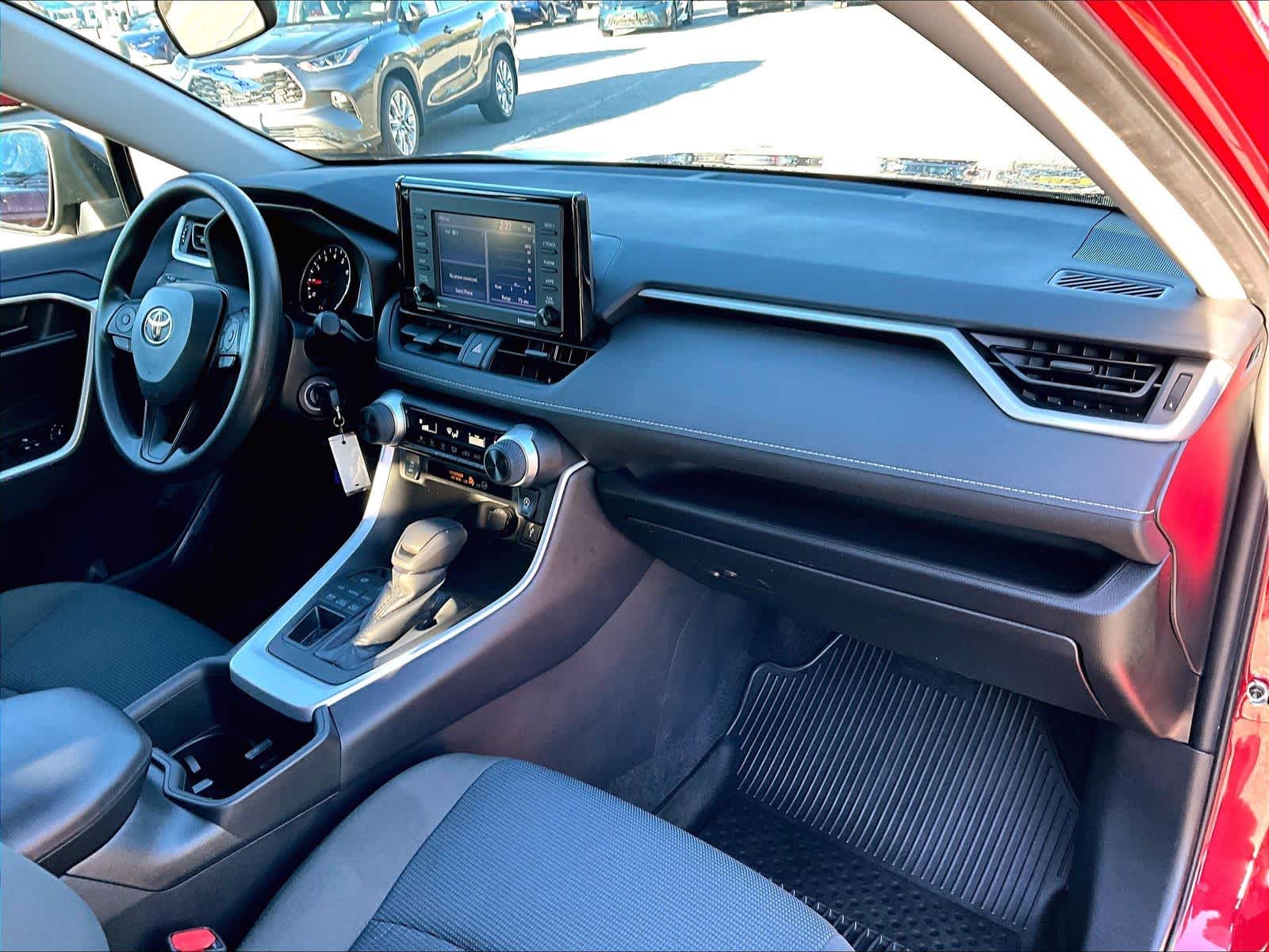 2022 Toyota RAV4 LE - Photo 14