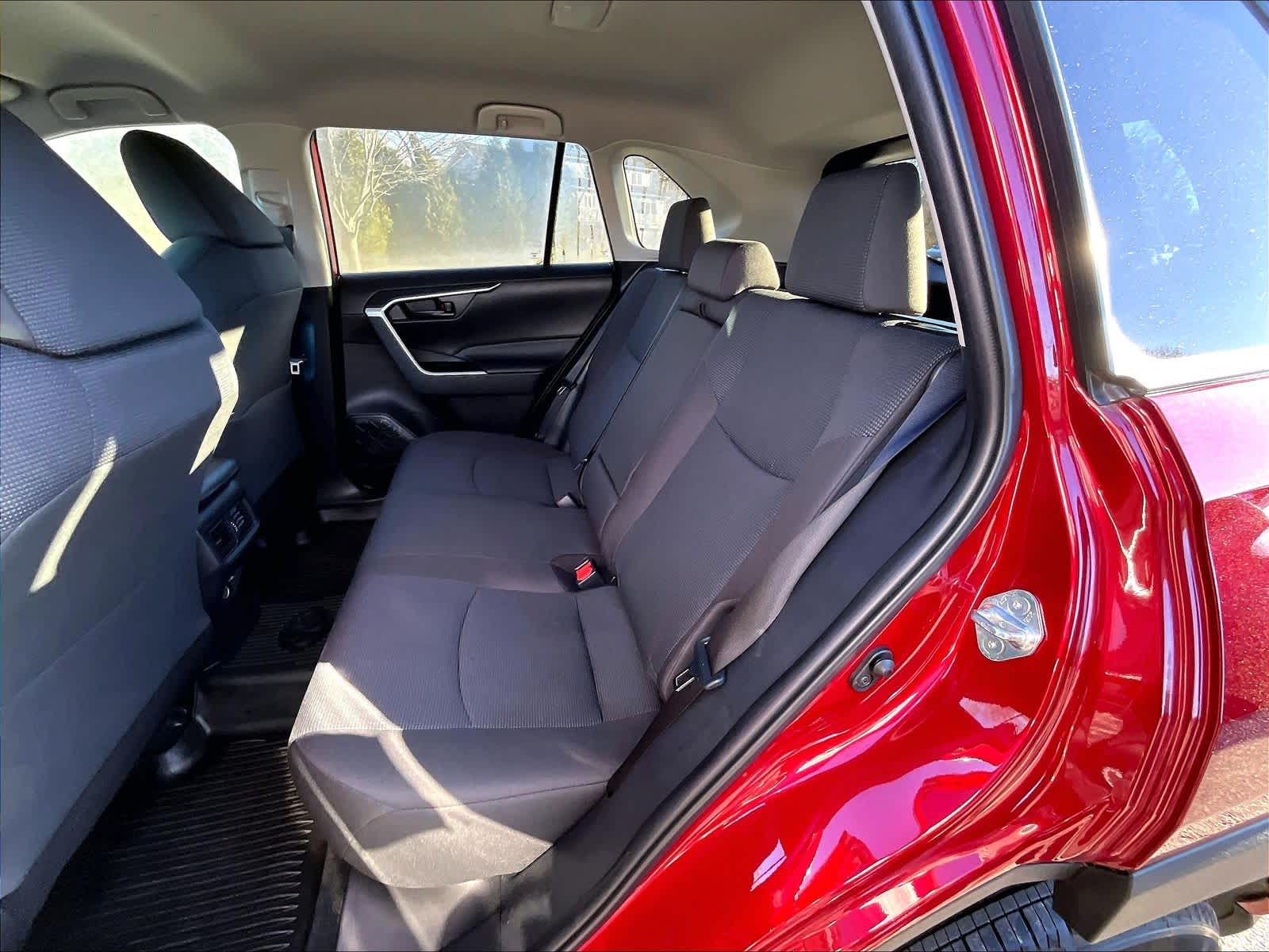 2022 Toyota RAV4 LE - Photo 15