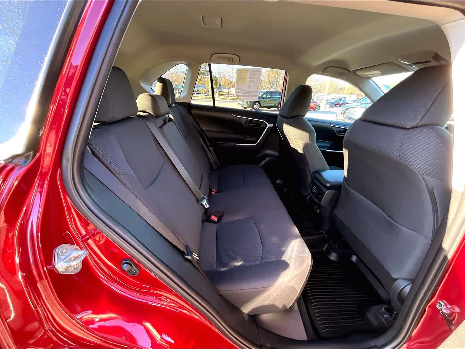 2022 Toyota RAV4 LE - Photo 16