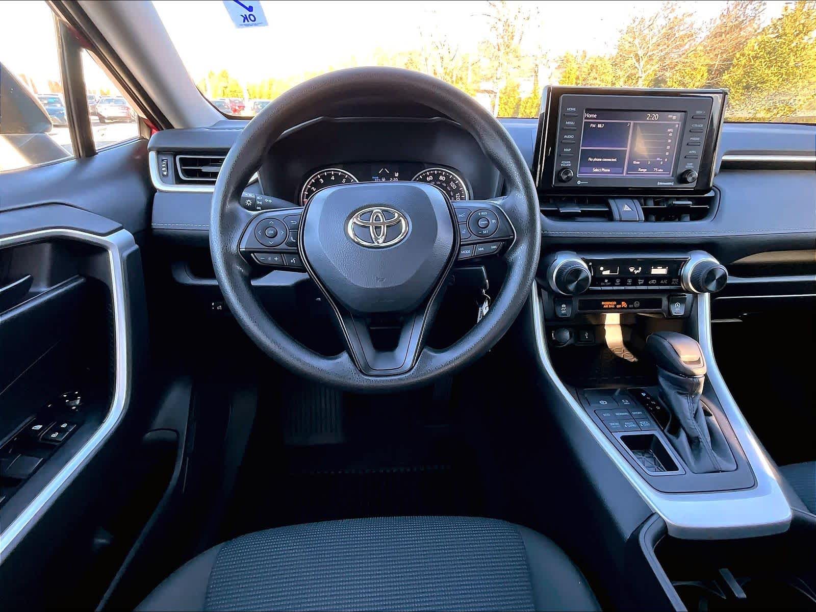 2022 Toyota RAV4 LE - Photo 17