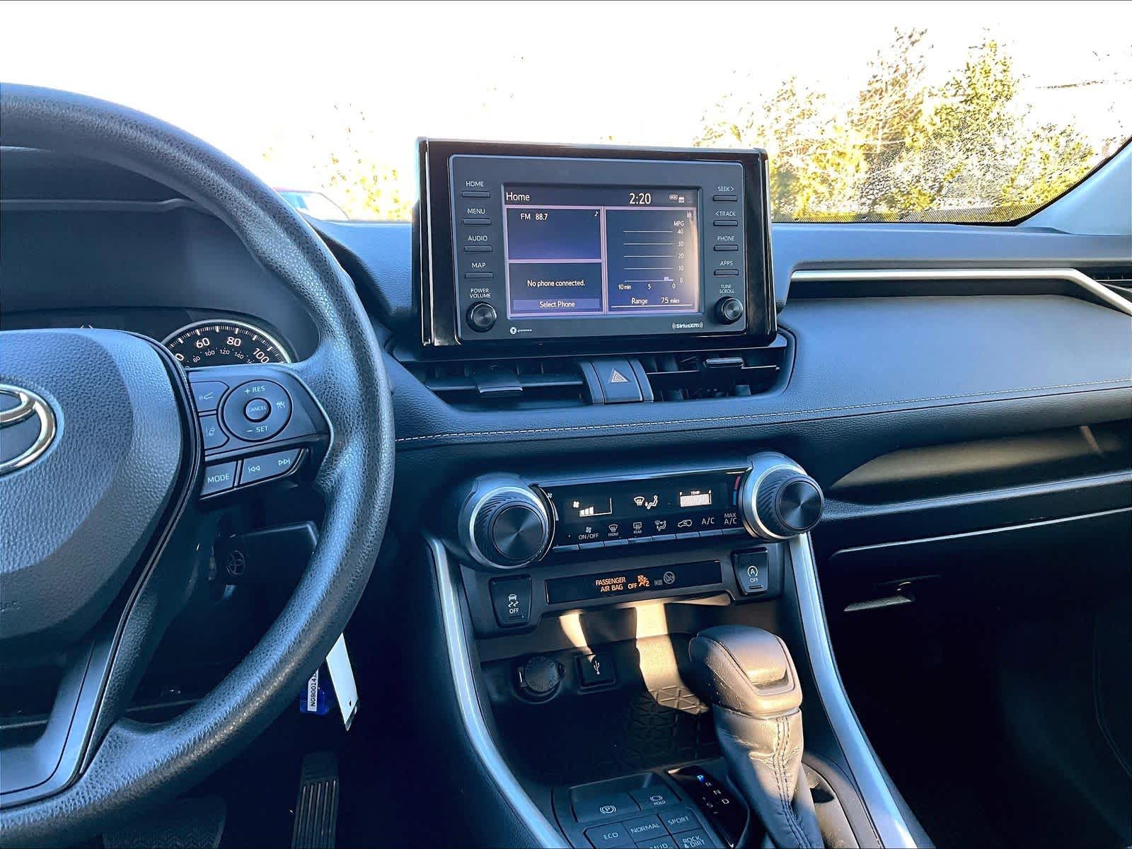 2022 Toyota RAV4 LE - Photo 18