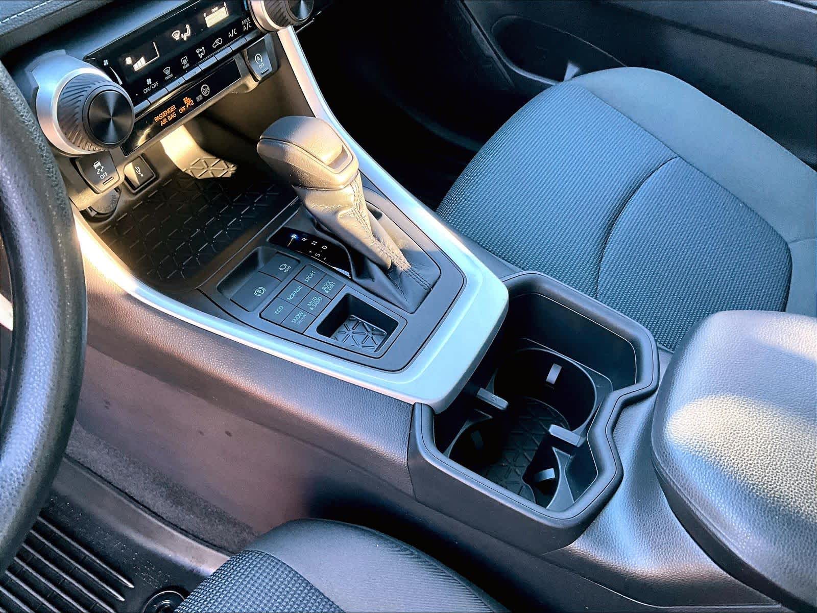 2022 Toyota RAV4 LE - Photo 20