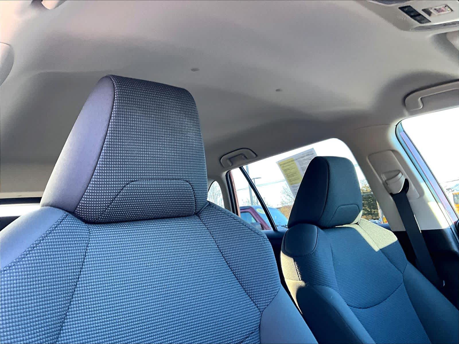 2022 Toyota RAV4 LE - Photo 22