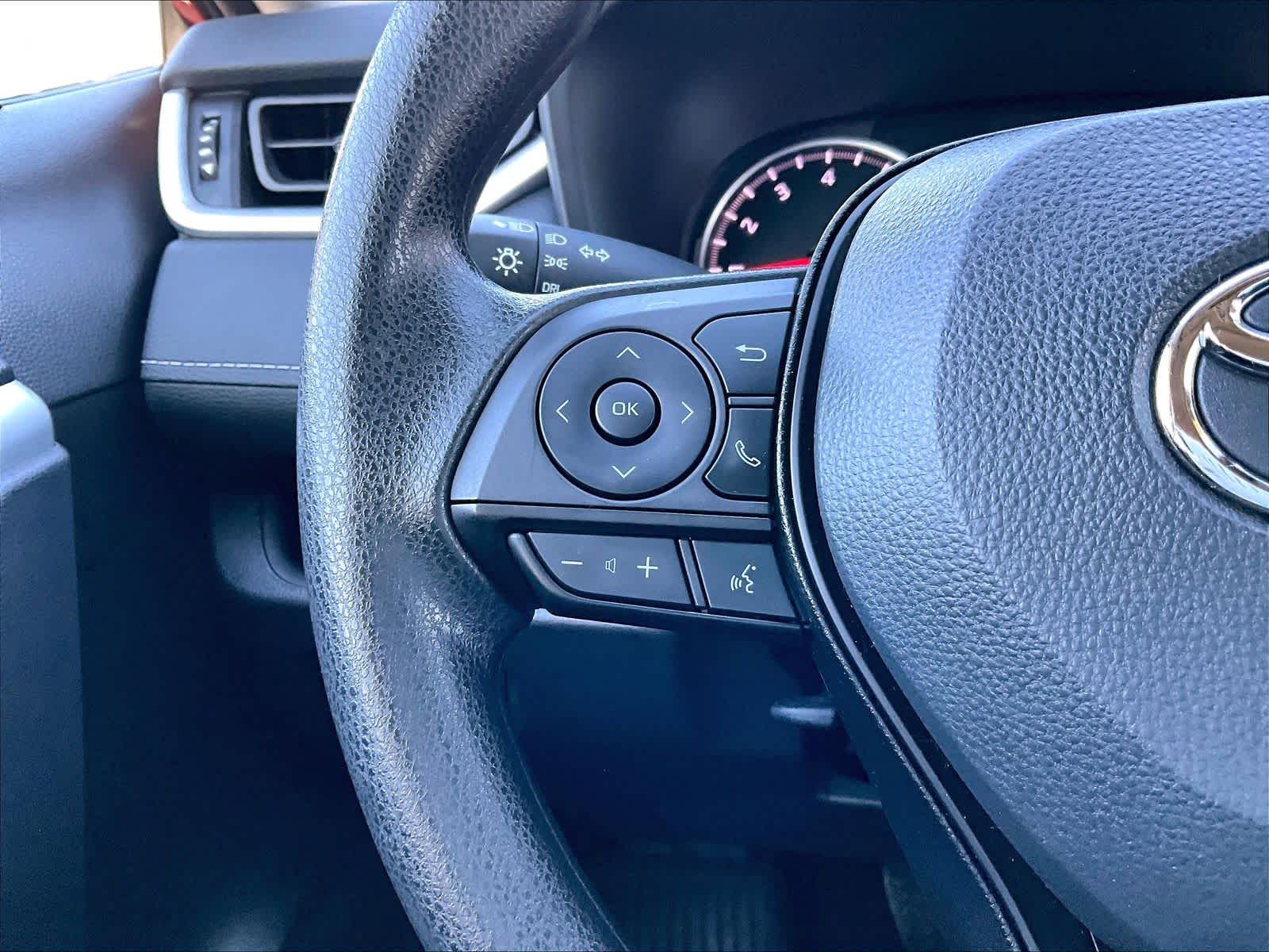 2022 Toyota RAV4 LE - Photo 23